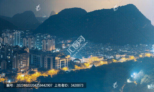 廣西柳州市夜間山下的住宅樓