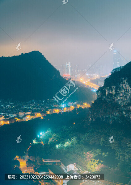 广西柳州夜晚山间的道路与建筑