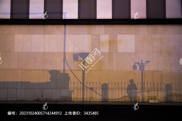 路燈下投影的街道