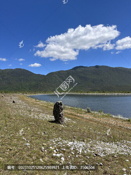 湖邊石堆