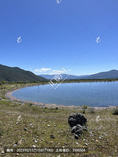 湖邊石堆