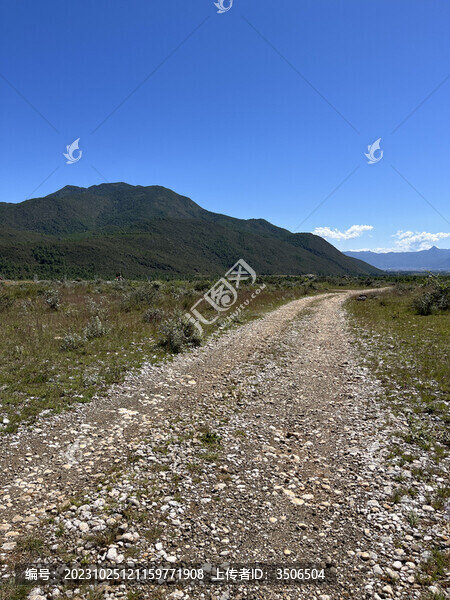 高山下荒原石路