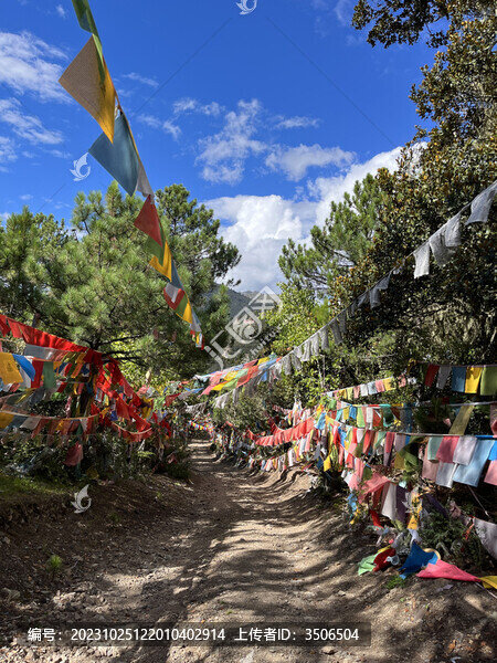 藍天白云下的經(jīng)幡