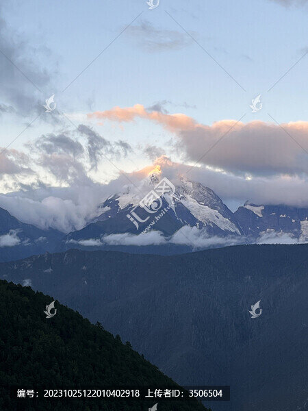 云霧繚繞的雪山