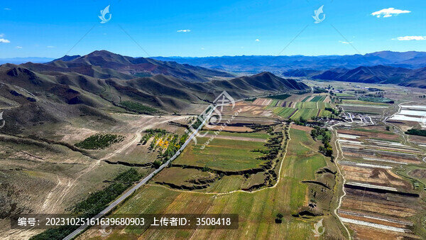 航拍廣闊的山脈山路田地
