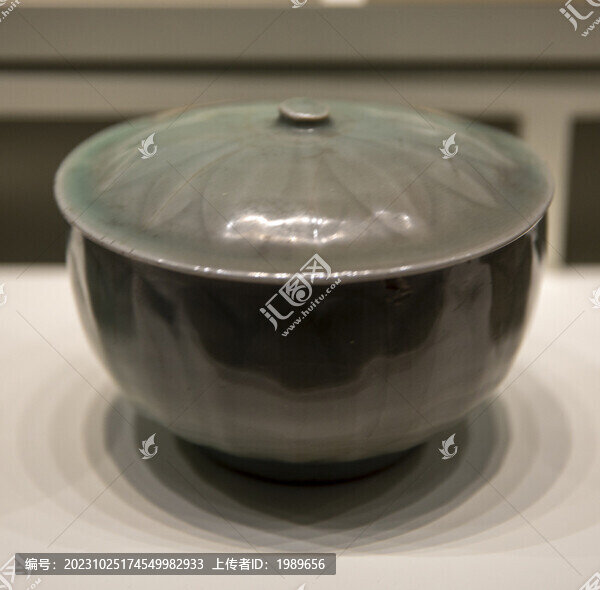 南宋龍泉窯青釉蓮瓣紋蓋碗