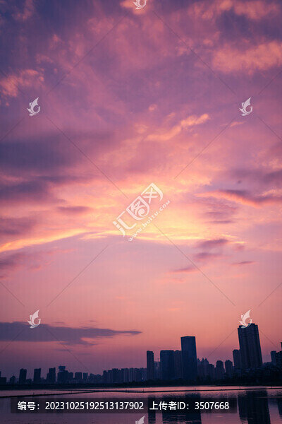 武漢沙湖公園日落夕陽紫風(fēng)景