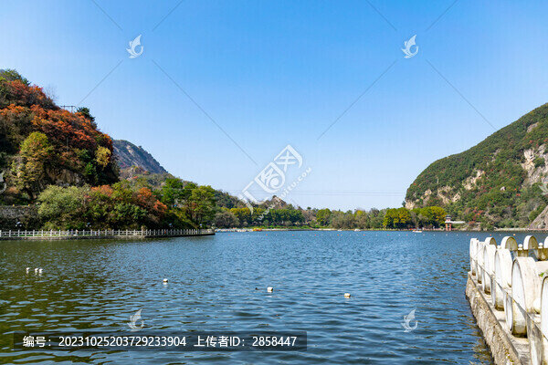 翠華山天池秋景