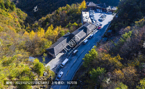 金秋山間小路