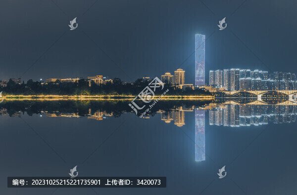 柳州江邊高層建筑的水面倒影