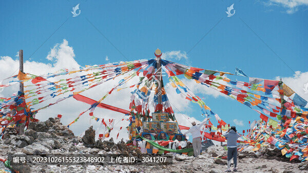 經(jīng)幡下拍照的游客
