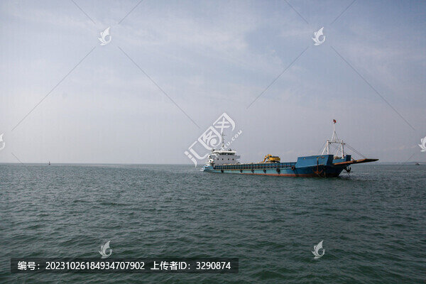 藍(lán)色的海面上有一艘游船