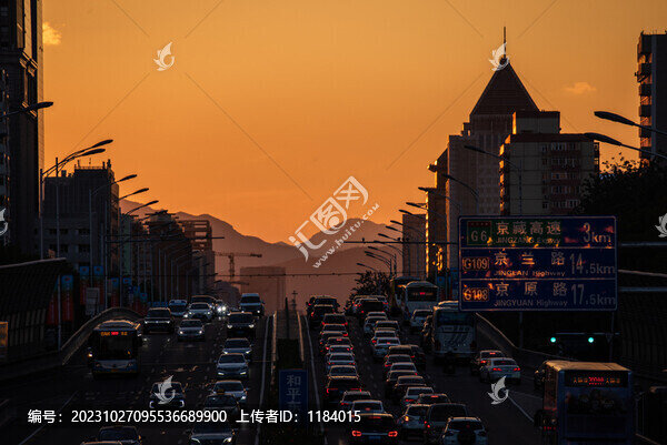 夕陽(yáng)西下后的北三環(huán)