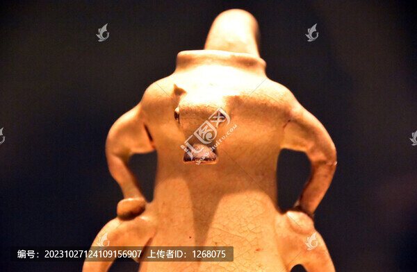 東晉甌窯青瓷牛形燈