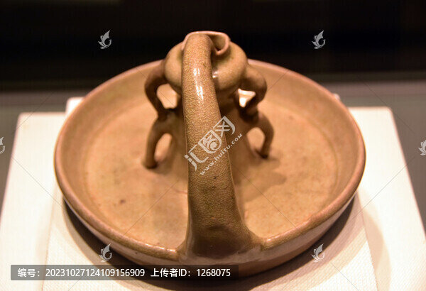 東晉甌窯青瓷牛形燈