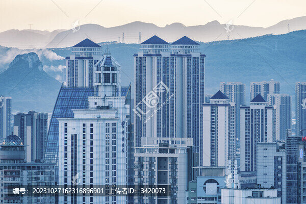廣西柳州市中心高層建筑與遠(yuǎn)山