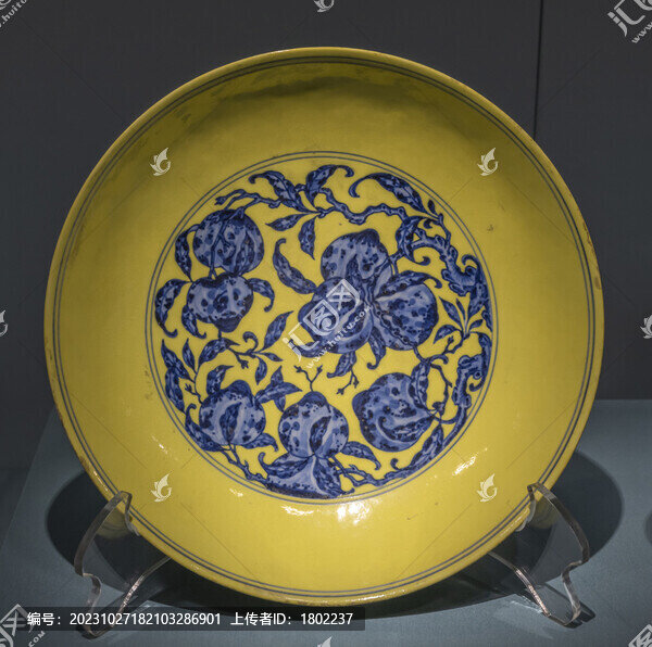 淡黃地青花桃紋盤