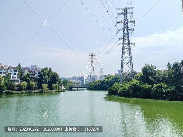 鐵塔下的湖泊