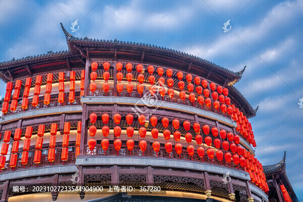 掛滿紅燈籠的上海城隍廟建筑