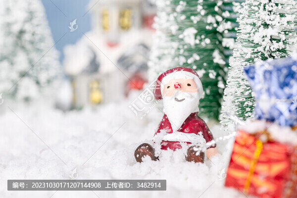 圣誕節(jié)雪人和圣誕老人在雪地里