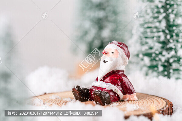 圣誕節(jié)雪人和圣誕老人在雪地里