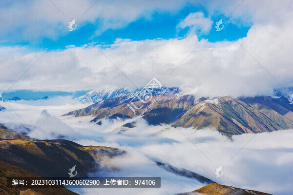 中國(guó)西藏格聶神山和云海美景