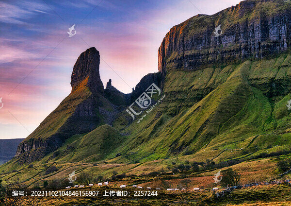 高山丘壑與日出朝霞