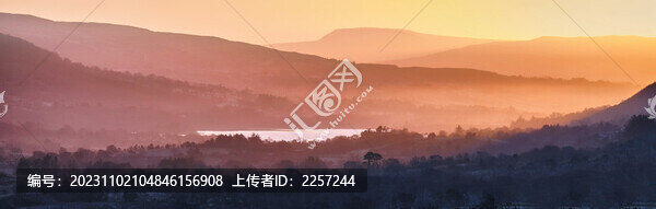 日落晚霞與層巒疊嶂
