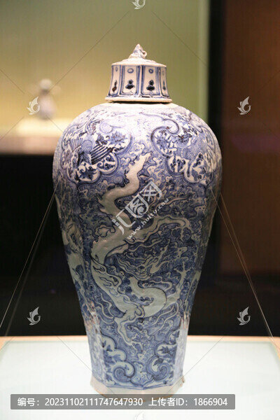 青花海水龍紋八棱帶蓋梅瓶