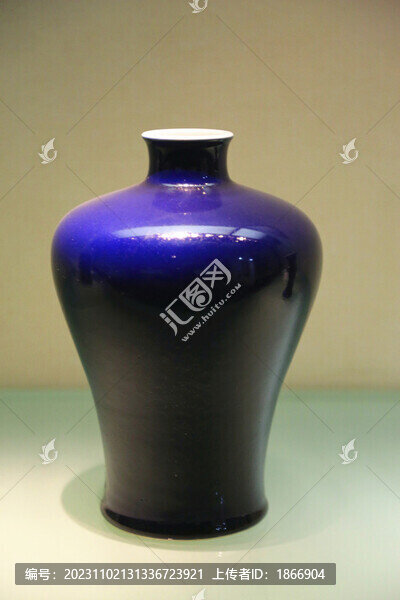 霽藍(lán)釉梅瓶