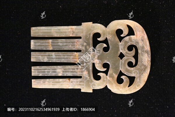 螭紋青玉梳