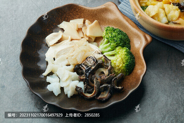 鴨掌花膠鮑魚金湯撈飯