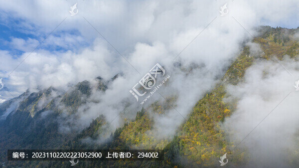 云霧繞山間