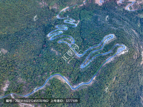 蜿蜒的公路與群山航拍