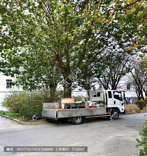 運(yùn)工業(yè)材料的貨車(chē)