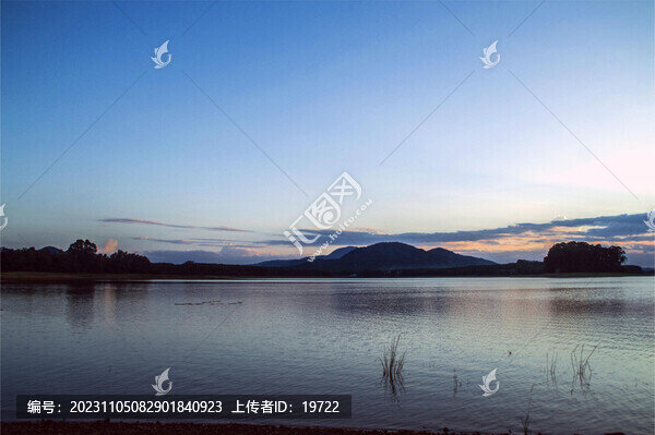 海南儋州云月湖夕陽西下