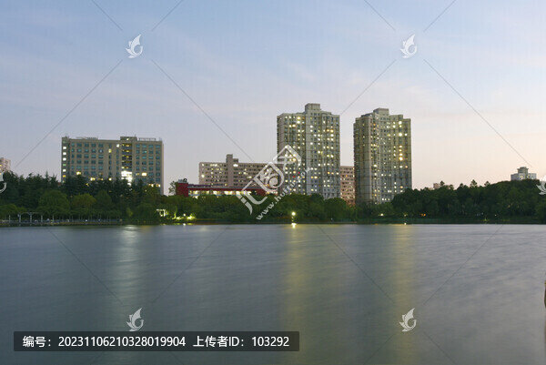 湖畔的居民樓