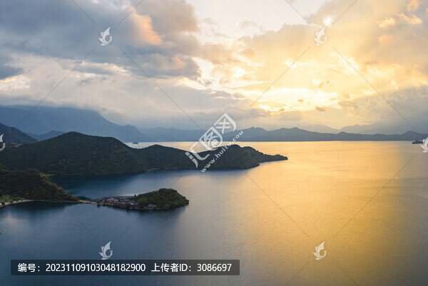 云南麗江瀘沽湖朝霞