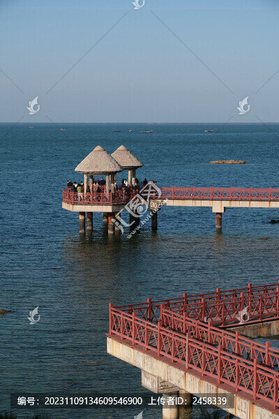 曲折的海邊棧橋
