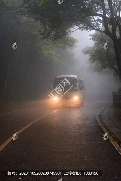 清晨山路巴士