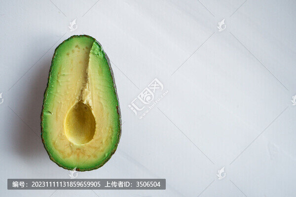 一半切開的牛油果