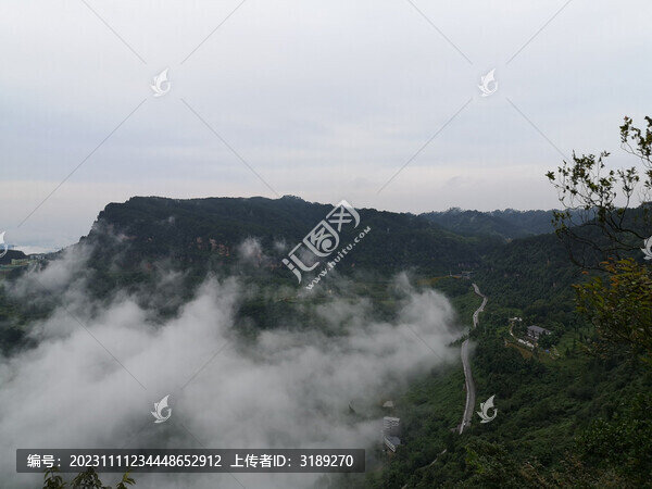 云霧飄渺古劍山