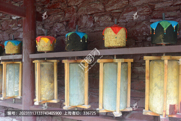 阿壩羊茸藏寨三和塔轉(zhuǎn)經(jīng)筒