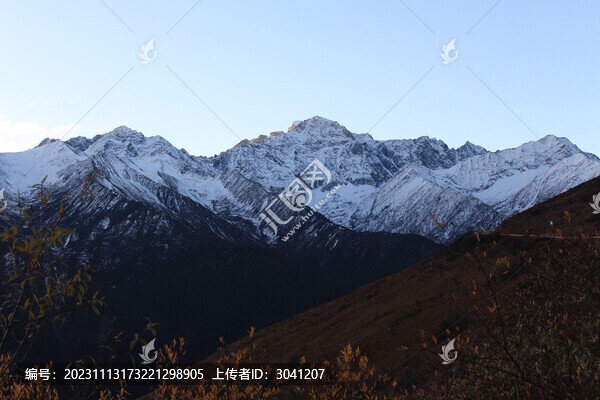 天光時(shí)刻的巴朗山群峰