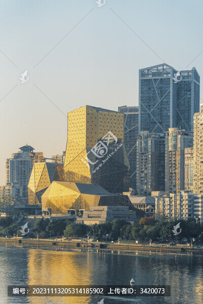 夕陽(yáng)照射在柳州風(fēng)晴港金色建筑上