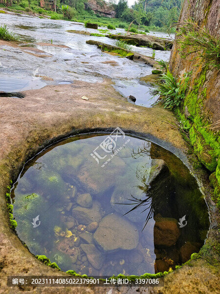 河邊水坑