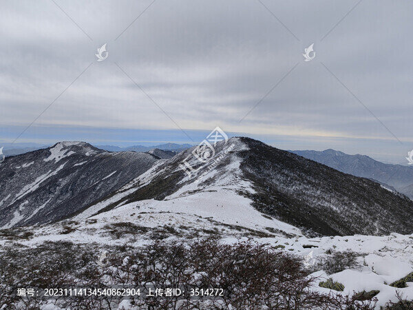 秦嶺山梁積雪