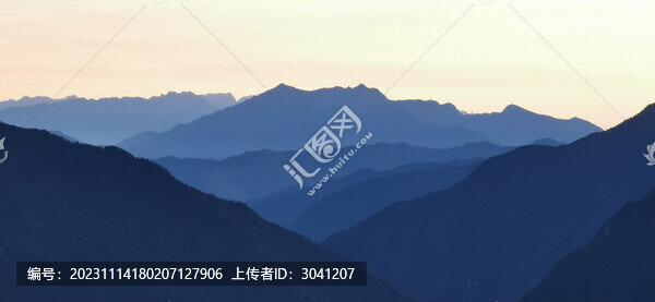 清晨層巒疊嶂