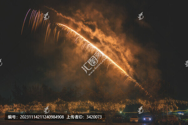 射向天空的魔術(shù)彈煙花
