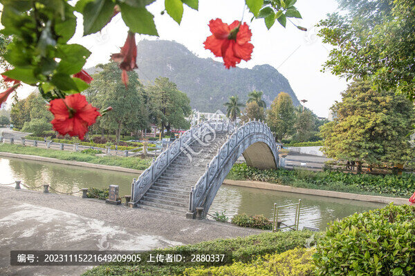 廣場(chǎng)彩虹橋
